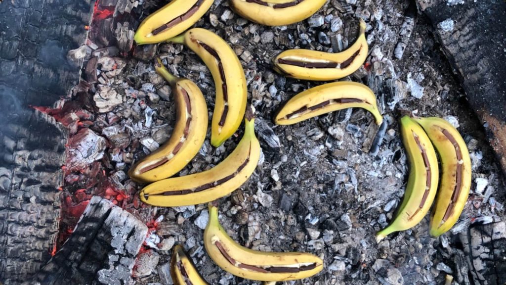 Bananen mit Schokolade garen in der Glut des Lagerfeuers