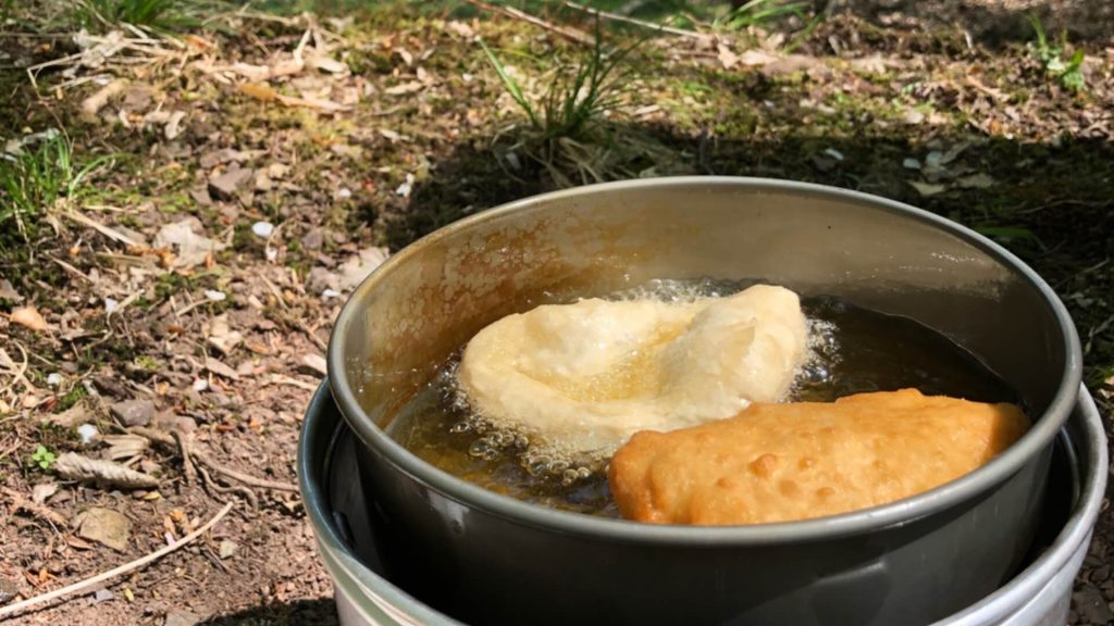 Frisch gebackenes Brot aus dem Feuertopf